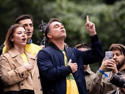 Flávio na Paulista: "quem vota em Lula está votando em Moraes"