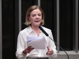 Gleisi aciona TSE por retirada de conteúdo contra voto feminino