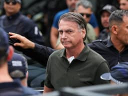 Bolsonaro pede a Nunes Marques suspensão da pena e contesta julgamento