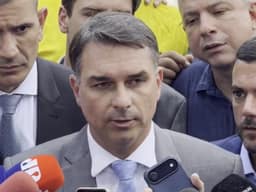 Flávio atribui notícia sobre Nossa Senhora Aparecida à "milícia do PT"