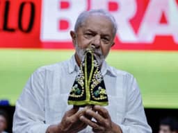 Janja posta Lula com Nossa Senhora Aparecida após polêmica com Flávio