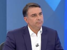 Flávio Bolsonaro desiste de debate da Globo e acusa TSE de censura