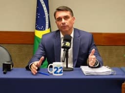 Flávio Bolsonaro faz live após desistir de debate