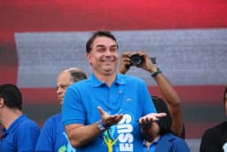 Crise em série pressiona campanha de Flávio Bolsonaro