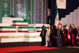 Funeral do aiatolá Ali Khamenei ganha tom de desafio aos EUA