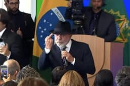 Lula faz gesto com dedo do meio durante evento no Planalto
