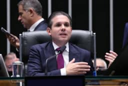 Hugo Motta deve adiar debate sobre misoginia para depois do recesso