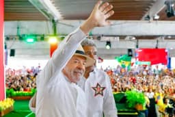 Em convenção do PT na Bahia, Lula ignora lei eleitoral e pede votos