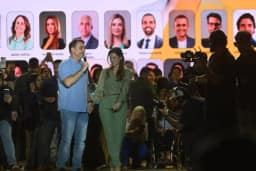 Flávio Bolsonaro faz aceno a Michelle em convenção do PL-DF