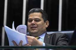 Alcolumbre reúne setores antes de votação da MP da 'taxa das blusinhas'