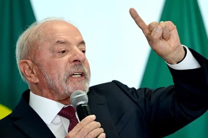 Lula culpa oposição de Flávio Bolsonaro pelo adiamento da PEC do fim da 6x1