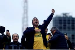 Flávio Bolsonaro promete indicar 5 ministros ao STF porque Moraes 'vai cair'