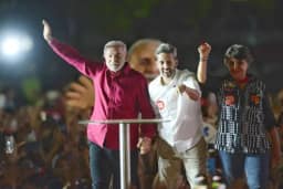 'Esse país não comporta político vira-lata', diz Lula sobre Eduardo Bolsonaro