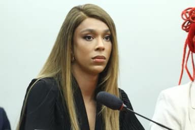 Erika Hilton admite deixar o PSOL pelo PT em 2027 e critica erros do partido