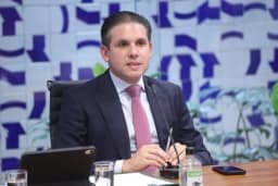 Hugo Motta avança para a volta do voto distrital misto; entenda sistema
