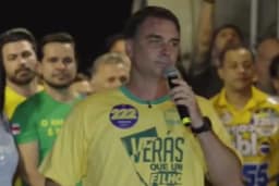 Flávio Bolsonaro diz que Brasil está 'à deriva' em comício em Manaus