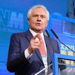 Caiado sai em defesa de Damares após senadora sair da campanha de Flávio