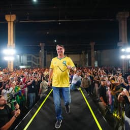 Em meio à crise, Flávio Bolsonaro rebola em evento do PL