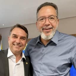 Pré-candidato de Flávio Bolsonaro ao Senado é preso com fuzil no Rio