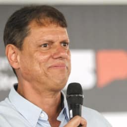 Tarcísio foca em reeleição em SP e confirma apoio a Flávio Bolsonaro