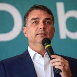 Empresa de Flávio Bolsonaro divide endereço com empresas do Careca do INSS