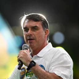 Flávio visita Filipe Martins na prisão e critica Moraes: "Laranja podre"