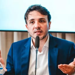 Renan Santos chama Flávio de 'bandido' e rejeita apoiá-lo no 2º turno