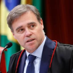 Mendonça apresenta notas de R$ 26,4 mil após suspeita de que teve terno bancado por lobista do Master