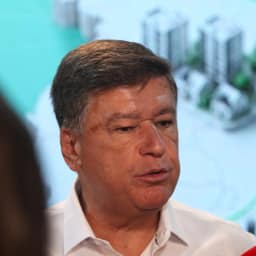 Carlos Viana anuncia apoio a Flávio Bolsonaro após romper com Caiado