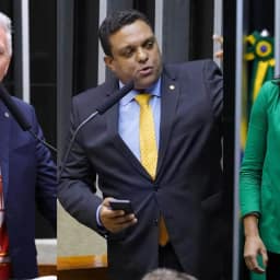 Deputados pedem apreensão de passaporte de Flávio Bolsonaro após derrota