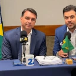 Após debate cancelado na Globo, Flávio chama Lula de covarde em live