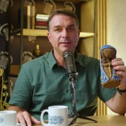 Flávio compara fake news sobre Nossa Senhora com facada levada por Bolsonaro