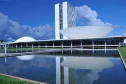 Câmara e Senado retomam votações e fim da escala 6x1 pode entrar na pauta
