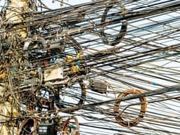 Os fios expostos do sistema elétrico brasileiro