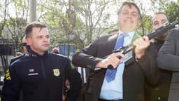 Exército entrega 6 armas de Bolsonaro à PF; 2 estariam desaparecidas