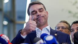 Flávio Bolsonaro se cala sobre censura a Atlas e divulga pesquisa Gerp, que errou na disputa de Bolsonaro contra Lula