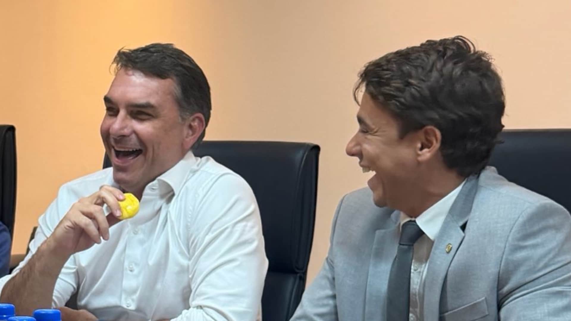 Nikolas Ferreira abandona Michelle Bolsonaro e declara apoio a Flávio