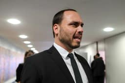 A reação de Carlos Bolsonaro após ser chamado de “estrupício” por Esperidião Amin