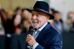 Lula lidera com folga pesquisa espontânea de 1° turno e empata com Flávio no 2°, diz Futura/Apex