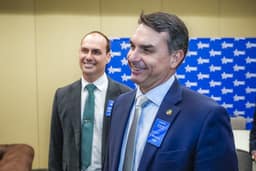 Viagens de Eduardo e Flávio Bolsonaro ao Bahrein coincidem com pressão judicial no Brasil
