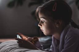 IBGE: uso de celular e internet cai entre crianças pela primeira vez em anos