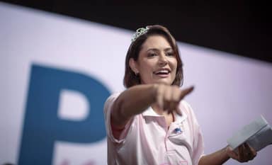 Michelle Bolsonaro fala em “abraço hétero” ao lançar comitê de Alberto Fraga no DF