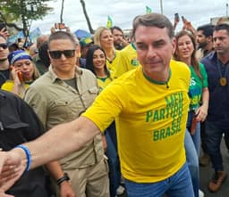 Flávio Bolsonaro rasga fantasia de moderado e defende execução de suspeitos