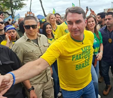 Flávio Bolsonaro endurece discurso de segurança em ato de campanha no Rio