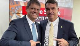 Evento de Tarcísio esconde Flávio Bolsonaro na divulgação