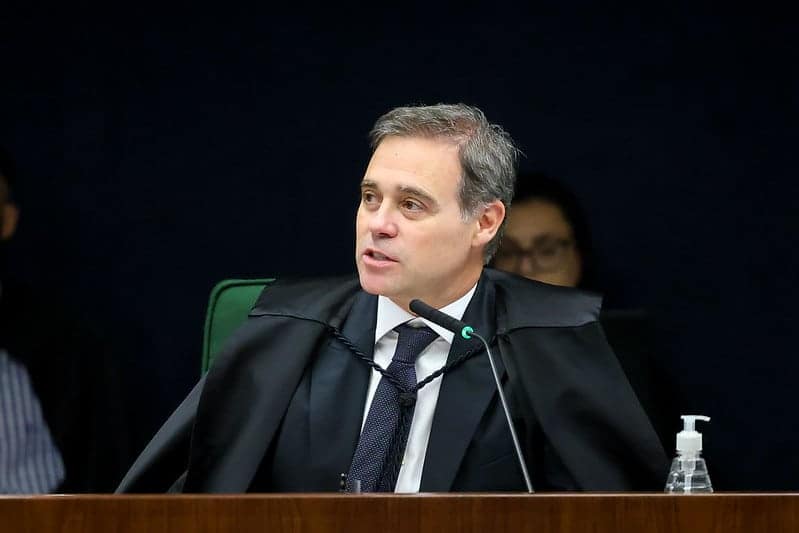 André Mendonça ordena remoção de posts sobre Flávio Bolsonaro e a padroeira