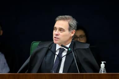 André Mendonça tira do ar posts que ligam Flávio Bolsonaro à padroeira do Brasil