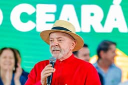 No Ceará, Lula diz que Flávio Bolsonaro usa fake news para “enganar a sociedade brasileira”