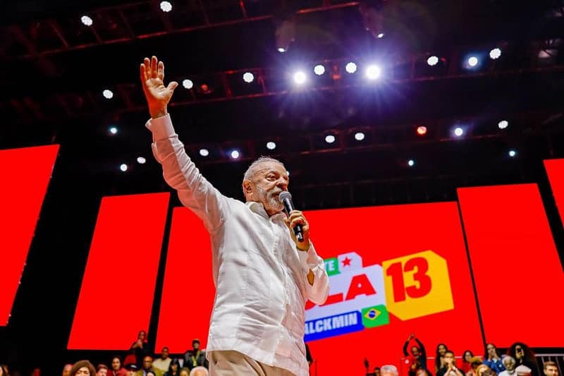 Lula associa Flávio Bolsonaro a milícia em ato de campanha em São Gonçalo