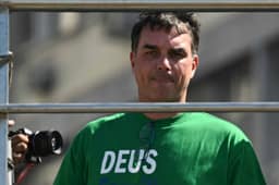 Flávio Bolsonaro quer tirar Dino de processos sobre Lula, eleição e sobre ele próprio
